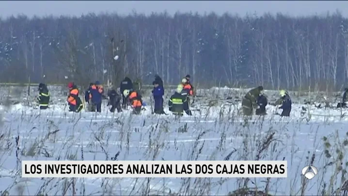 El avión siniestrado en Moscú explotó tras chocar con la tierra El avión siniestrado en Moscú explotó tras chocar con la tierra