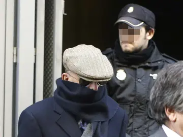 El exinspector Juan Antonio González Pacheco, "Billy el Niño" (c), a la salida de la Audiencia Nacional El exinspector Juan Antonio González Pacheco, "Billy el Niño" (c), a la salida de la Audiencia Nacional