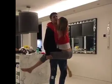 Morata baila con su novia Morata baila con su novia