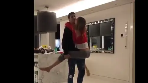 Morata baila con su novia Morata baila con su novia