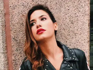 Ares Teixidó con una cazadora de piel y los labios rojos Ares Teixidó con una cazadora de piel y los labios rojos