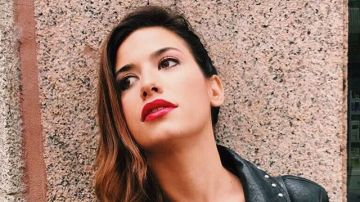 Ares Teixidó con una cazadora de piel y los labios rojos Ares Teixidó con una cazadora de piel y los labios rojos