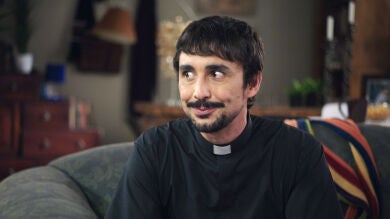 Elixir de elfo, una loca y discotecas light, las desastrosas entrevistas de los agentes