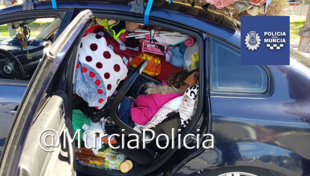 La niña atrapada entre los enseres
