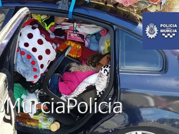 La niña atrapada entre los enseres La niña atrapada entre los enseres