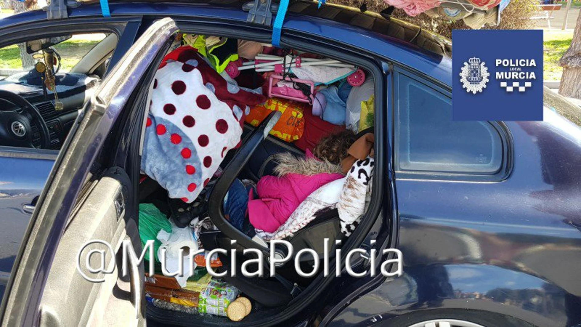 La niña atrapada entre los enseres La niña atrapada entre los enseres