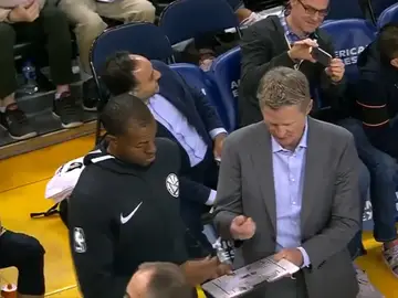 Steve Kerr le pasa la pizarra a Iguodala en pleno partido Steve Kerr le pasa la pizarra a Iguodala en pleno partido