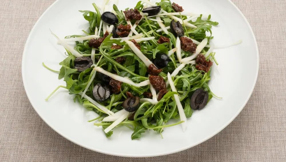 Ensalada de rúcula, hinojo y aceitunas
