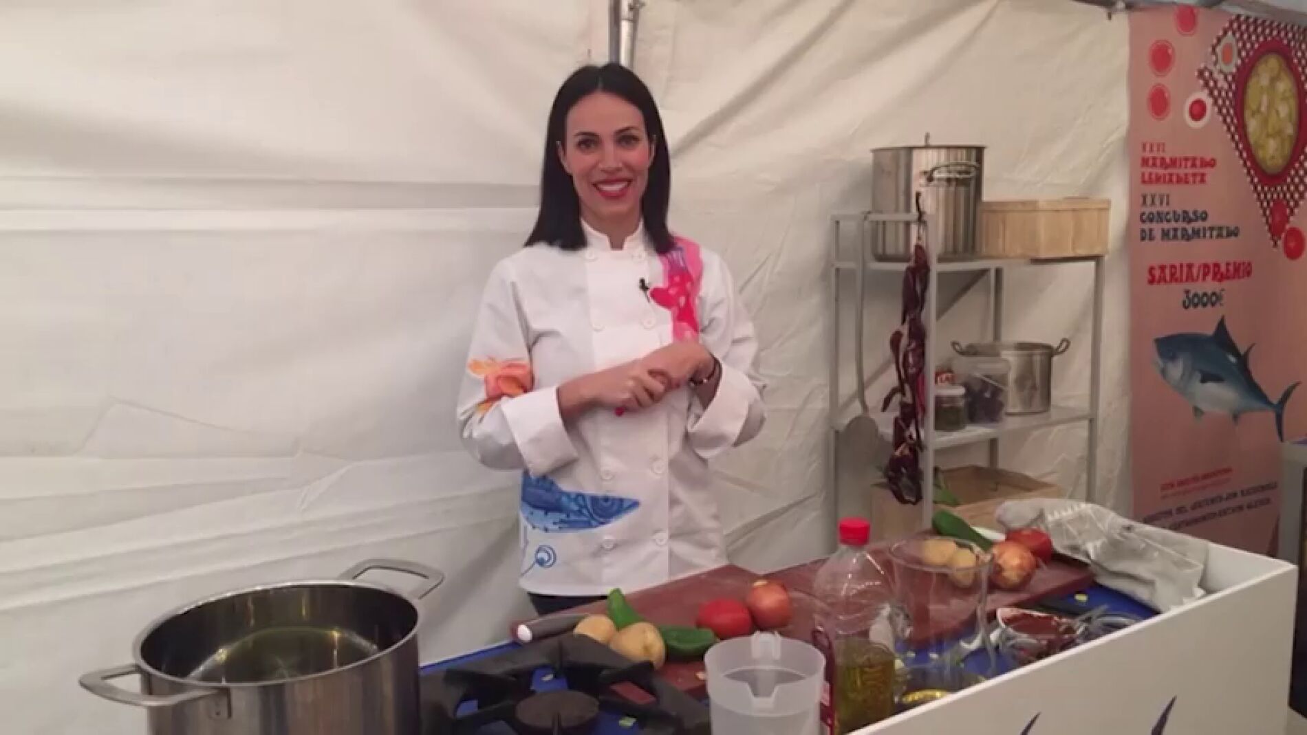 Nerea Garmendia cocina un marmitako en directo desde el plat&oacute; de 'All&iacute; Abajo'