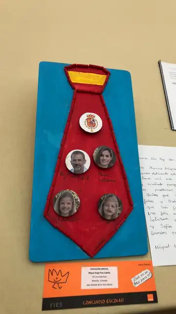 Una corbata con las imágenes de los Reyes y las Infantas Una corbata con las imágenes de los Reyes y las Infantas