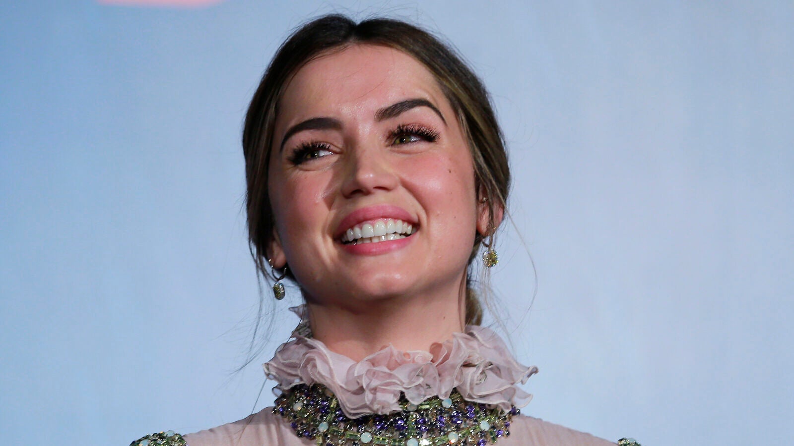 El último cambio de look de Ana de Armas con el que vuelve al pasado 