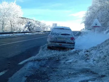 Un coche atrapado por la nieve Un coche atrapado por la nieve