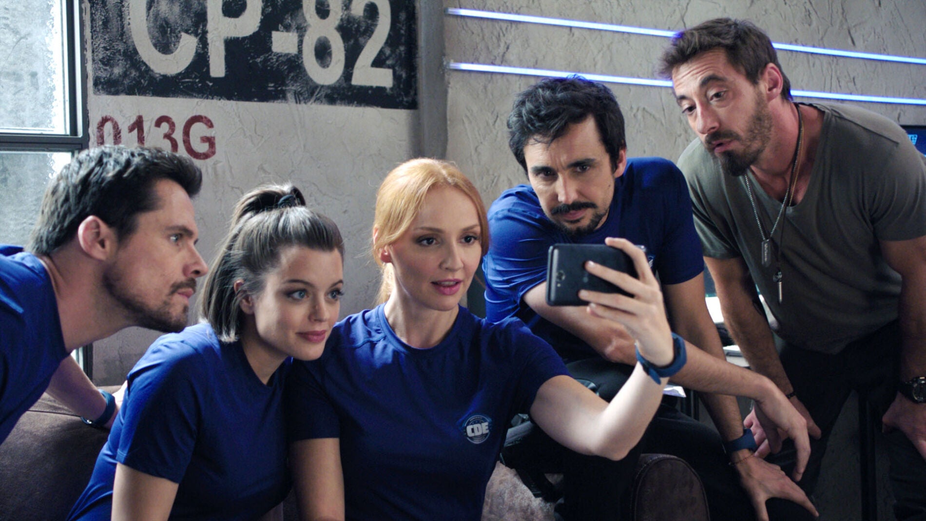 Elena, molesta por no ganar siempre, le tiende una trampa a su asistenta