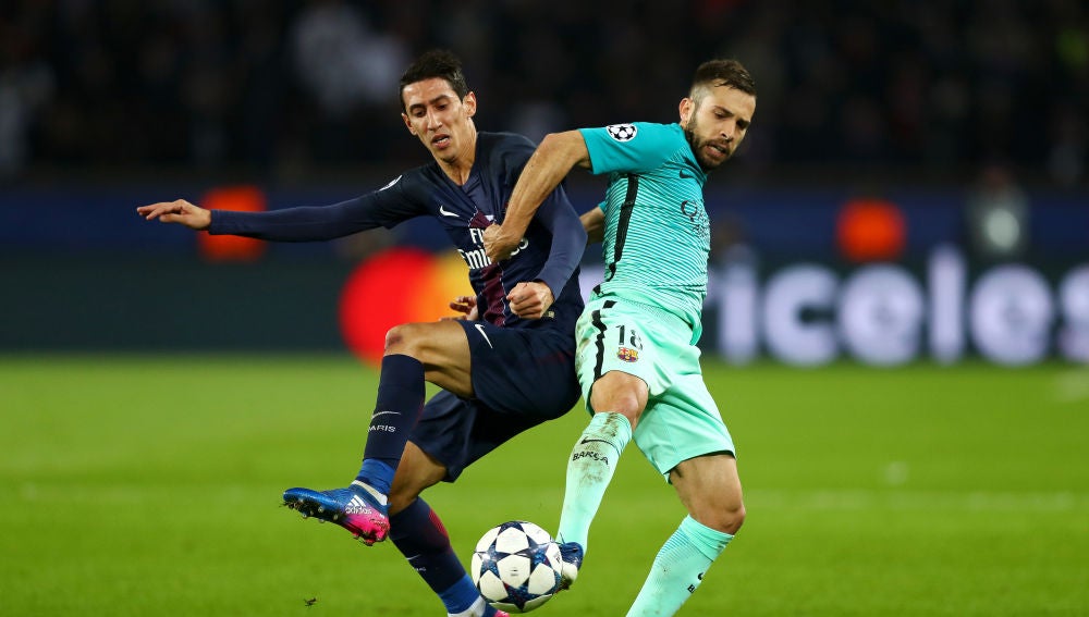 Di María y Jordi Alba pelean por el balón
