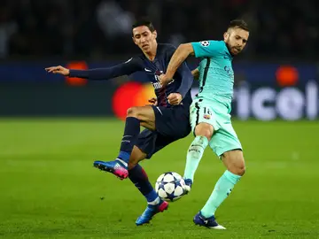 Di María y Jordi Alba pelean por el balón Di María y Jordi Alba pelean por el balón