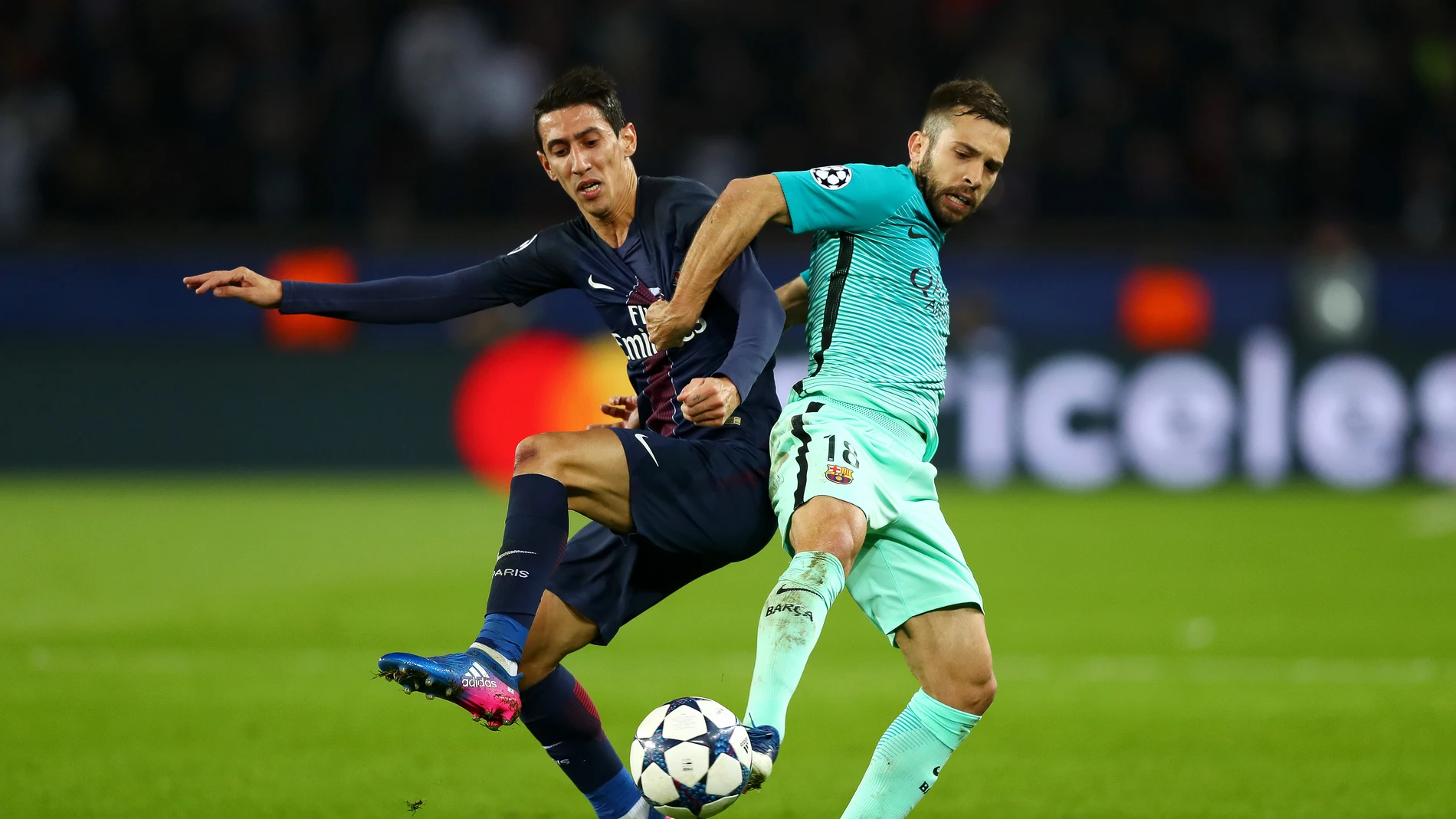 Di María y Jordi Alba pelean por el balón Di María y Jordi Alba pelean por el balón
