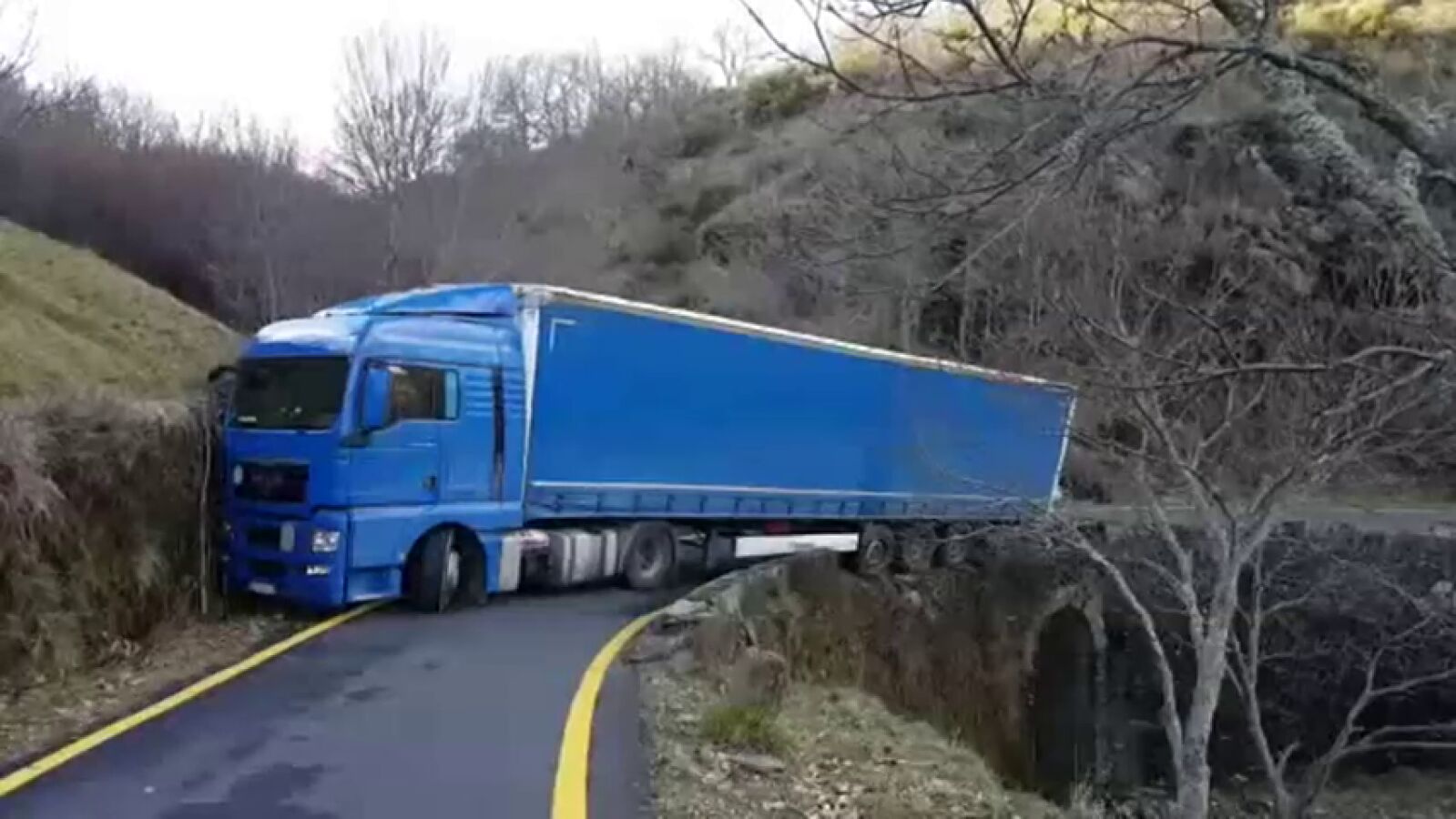 El GPS guía a un conductor polaco por la vía más rápida y le deja atascado en una gran pendiente en una carretera de Ourense