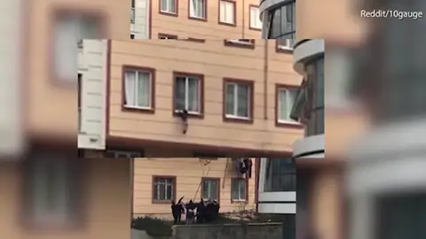 Un niño cae desde un segundo piso en Estambul, y se salva Un niño cae desde un segundo piso en Estambul, y se salva
