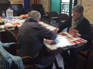 Cerca de cien vecinas de Rianxo llevan siete meses acampadas en el Ayuntamiento para exigir un centro de día Cerca de cien vecinas de Rianxo llevan siete meses acampadas en el Ayuntamiento para exigir un centro de día