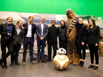 Los príncipes Harry y Guillermo en el rodaje de 'Star Wars: Los últimos Jedi'