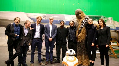 La absurda razón por la que eliminaron a los príncipes Guillermo y Harry del montaje de 'Star Wars: Los últimos Jedi'
