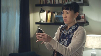 Elena espanta a Joy con… ¡Una granada entre los calzoncillos!