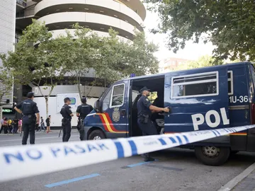 Agentes de la Policía Nacional en los aledaños del Bernabéu Agentes de la Policía Nacional en los aledaños del Bernabéu