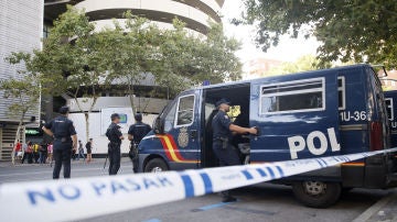 Agentes de la Policía Nacional en los aledaños del Bernabéu