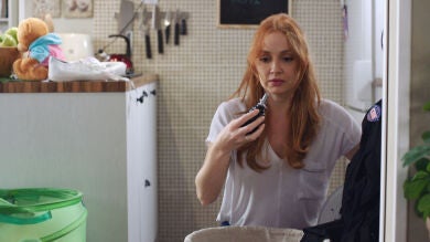 Elena pone en peligro a su familia con una granada en la lavadora