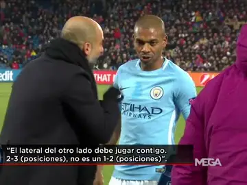 Guardiola charla con Fernandinho durante el Basilea - City Guardiola charla con Fernandinho durante el Basilea - City