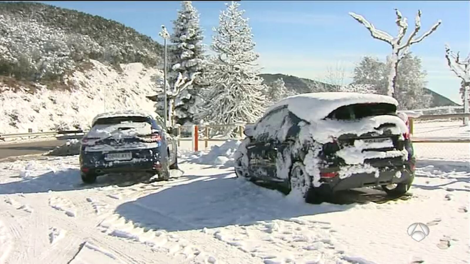 La nieve da paso a la lluvia con la llegada de aire cálido, aunque el temporal mantiene una veintena de carreteras cortadas