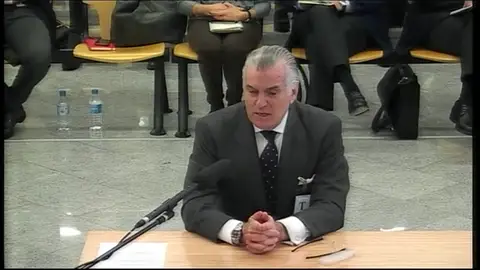 Bárcenas exculpa a Rajoy de cualquier financiación ilegal y del cualquier caja B del PP Bárcenas exculpa a Rajoy de cualquier financiación ilegal y del cualquier caja B del PP