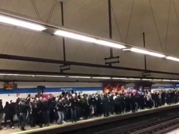 Los aficionados del PSG se hacen escuchar en el Metro de Madrid