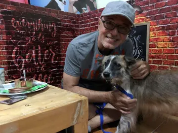 Un hombre disfrutando de la cita con un perro Un hombre disfrutando de la cita con un perro