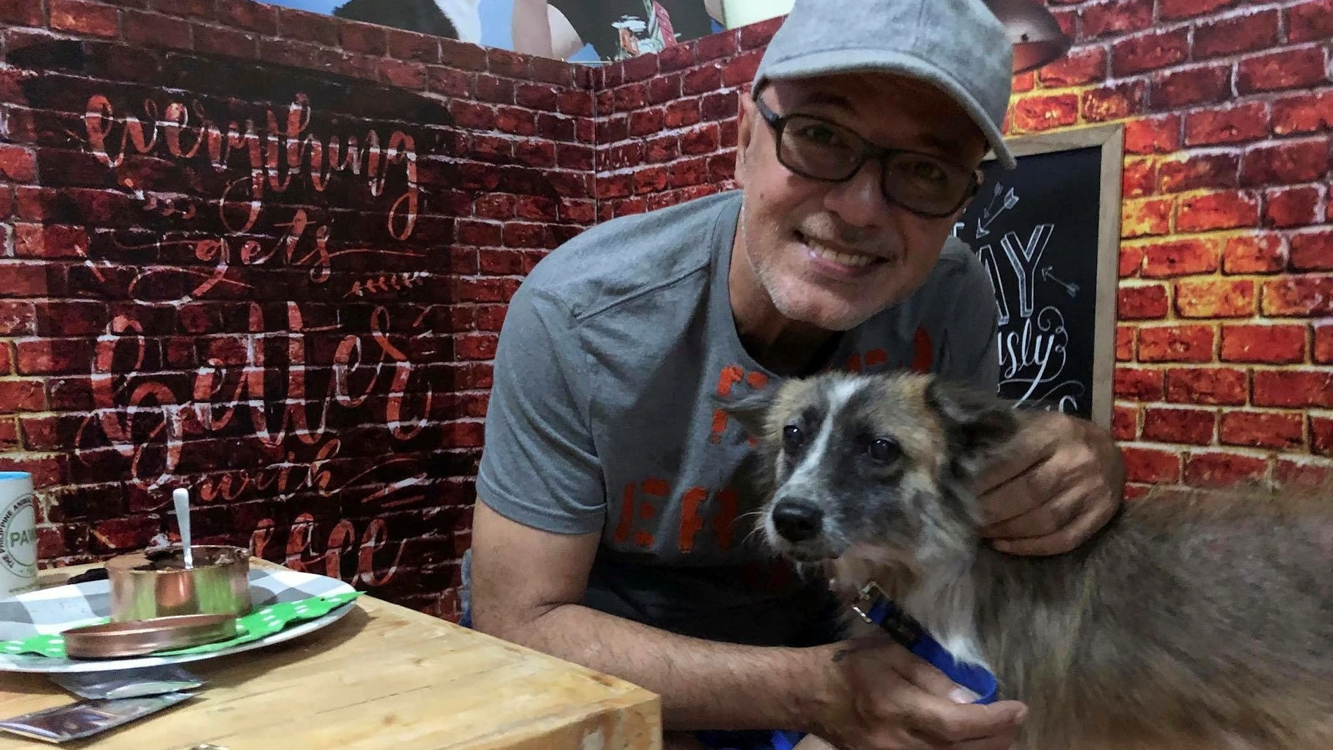 Un hombre disfrutando de la cita con un perro Un hombre disfrutando de la cita con un perro