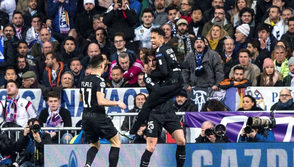 Neymar y Rabiot celebran el 0-1 en el Santiago Bernabéu