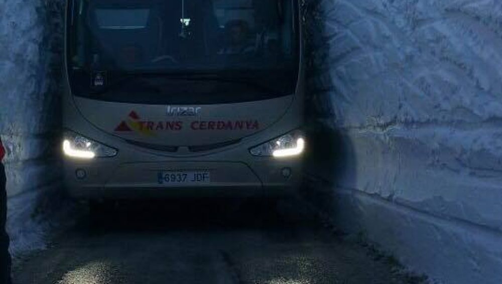 autobús atrapado por la nieve