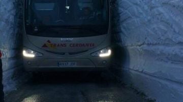 autobús atrapado por la nieve