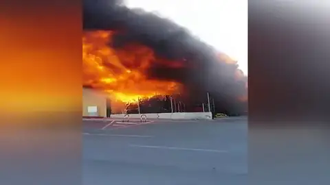 Dos heridos en el incendio de un polígono en Granada Dos heridos en el incendio de un polígono en Granada