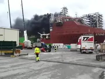 Intoxicados cinco trabajadores tras declararse un incendio en un barco en el Puerto de Santurtzi Intoxicados cinco trabajadores tras declararse un incendio en un barco en el Puerto de Santurtzi
