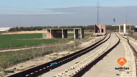 Alertan del robo de más de 400 metros de raíles del tranvía, así como de barandillas, en Alcalá de Guadaíra Alertan del robo de más de 400 metros de raíles del tranvía, así como de barandillas, en Alcalá de Guadaíra