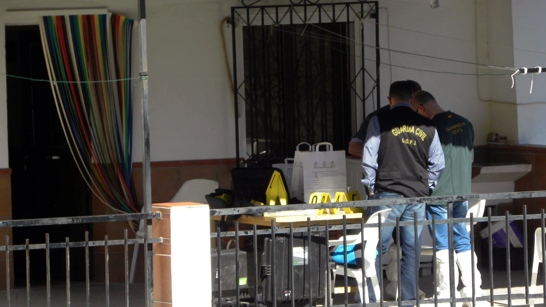 Agentes de la Guardia Civil ayer en la vivienda en el núcleo poblacional de Los Romanes Agentes de la Guardia Civil ayer en la vivienda en el núcleo poblacional de Los Romanes
