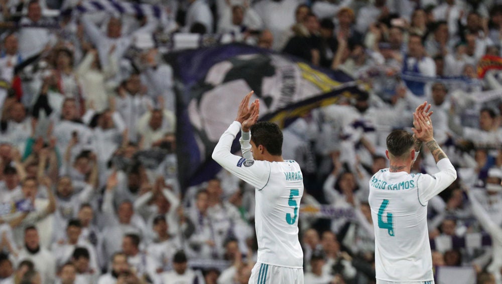 Sergio Ramos saluda a la afición junto a Varane
