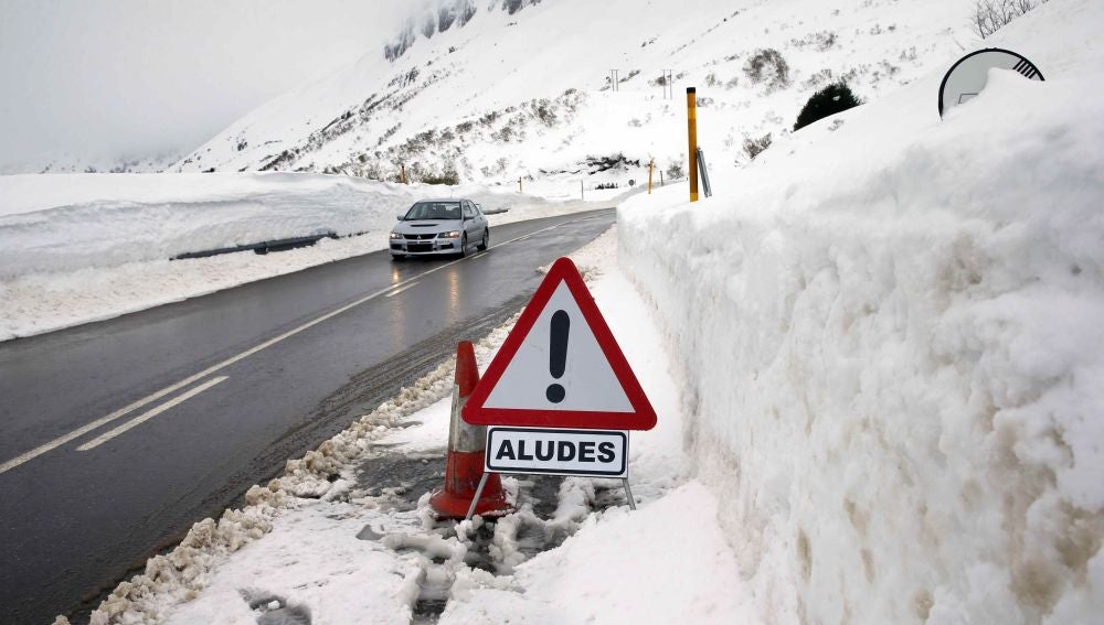 Aspecto que presenta esta tarde la carretera del puerto asturiano de San Isidro