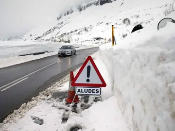 Aspecto que presenta esta tarde la carretera del puerto asturiano de San Isidro Aspecto que presenta esta tarde la carretera del puerto asturiano de San Isidro