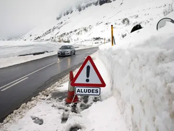 Aspecto que presenta esta tarde la carretera del puerto asturiano de San Isidro Aspecto que presenta esta tarde la carretera del puerto asturiano de San Isidro