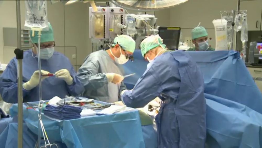 Médicos durante una operación
