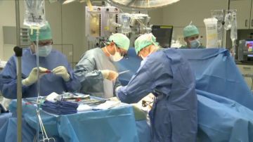 Médicos durante una operación 