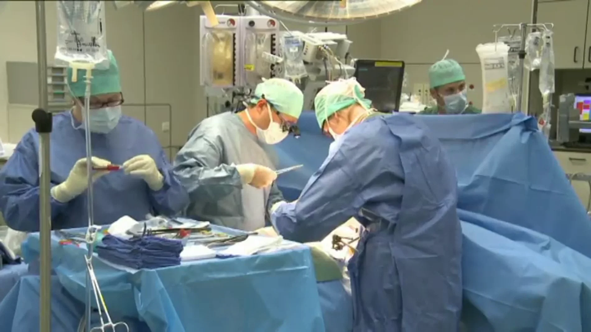 Médicos durante una operación Médicos durante una operación