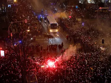 El autobús del Real Madrid, antes de llegar al Santiago Bernabéu El autobús del Real Madrid, antes de llegar al Santiago Bernabéu